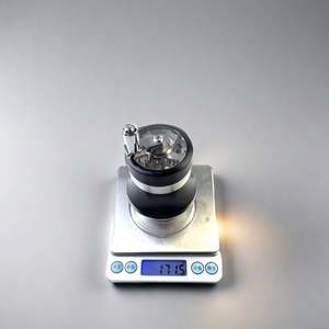 Nouveau produit 2025, vente en gros OEM/ODM, moulin à herbes en alliage de zinc métallique 68 mm, 4 pièces, moulin à gobelet, moulin à tabac à manivelle - Product Image 3