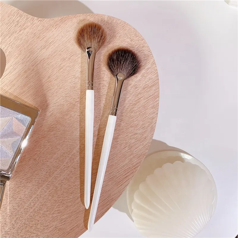 OUMO- wholesale low MOQ custom logo fan highlight makeup brush facial fan brushes