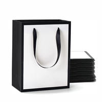 Vente d'usine de sacs cadeaux en papier kraft personnalisés avec votre propre logo imprimé en blanc noir emballage de sacs à provisions avec poignées en ruban