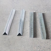 Machine de profilage de cornières murales et de plafonds en plaques de plâtre avec système de découpe volante servo-assistée