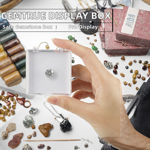 Boîte de présentation de bijoux en plastique GemTrue pour un stockage sécurisé des pierres précieuses et une présentation professionnelle en blanc transparent et noir - Product Image 2