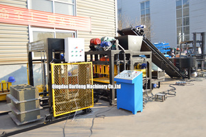 Machine automatique de fabrication de briques creuses QT4-25 à commande PLC avec pompe moteur et technologie de vibration pour une production écologique et durable - Product Image 2