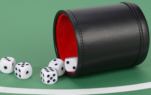 Trò chơi sòng bạc xúc xắc đặt da đen PU với nhung đỏ bên trong 5 con xúc xắc trắng với chấm đen trong cốc - Product Image 3