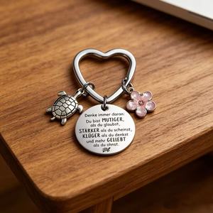 Un llavero <span class=keywords><strong>de</strong></span> tortuga hecho a mano adornado con una etiqueta inspiradora que dice Nunca olvides cuánto eres poderoso, como regalo. - Product Image 4