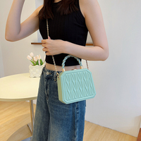 Sac de Soirée et Cadeau pour Femmes : Sac Fourre-Tout Mignon en Gros avec Motif Géométrique en V Gaufré, Poignée en Corde Torsadée et Cadre Métallique