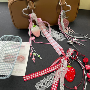 Llavero con Cadena y Colgante de Corazón Rosa Degradado con Fresas para Estuche de Teléfono, Llavero para AirPods, Adorno Colgante para Auriculares - Product Image 1