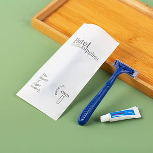 Ensemble d'articles de toilette jetables de luxe en gros pour les séjours à domicile, comprenant une brosse à dents, des chaussons, un peigne, du savon, impression personnalisée - Product Image 6