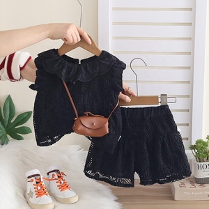 Set Estivo Casual per <span class=keywords><strong>Bambina</strong></span> con Top Senza Maniche in Pizzo e Shorts con Colletto a Volant Nero - Product Image 2