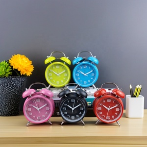 Nouveautés 2026 : Petite horloge de voyage vintage en métal, mouvement à quartz de 4 pouces, horloge de table de bureau avec fonction snooze, fonctionne sur piles - Product Image 2