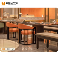 Chaises de salle à manger modernes haut de gamme, structure en métal durable et bois massif, revêtement en cuir orange vibrant, pour hôtels et espaces de restauration commerciaux