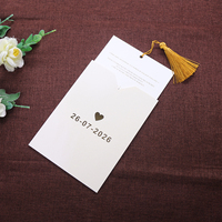 Nouvelle conception de carte d'invitation de mariage avec calendrier, pompon doré, estampage à chaud, date, cœur, invitation de mariage personnalisée, papeterie de mariage sur mesure