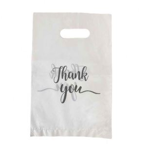 Sacs de shopping en PE de haute qualité, résistants à l'humidité, avec logo personnalisé pour l'emballage de vêtements, chaussures et fourrures, sac de shopping en plastique - Product Image 1