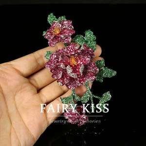 Vintage-Brosche, klassisch, hochwertige Verarbeitung, rote Blumen, grün und dicht, mit Diamanten besetzt, großartig, realistisch. - Product Image 2