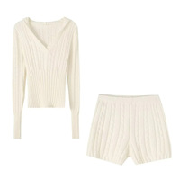 Ensemble deux pièces pour femmes, pull en tricot à capuche élégant et fin, couleur unie, automne, et short en tricot