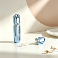 Tube de brillant à lèvres vide de 5,5 ml en gros, contenant transparent pour huile à lèvres avec bouchon à trou de suspension, grand applicateur, logo personnalisé