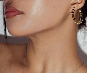 Pendientes de aro retorcidos modernos chapados en oro superventas con diseño hecho a mano para mujer - Product Image 6