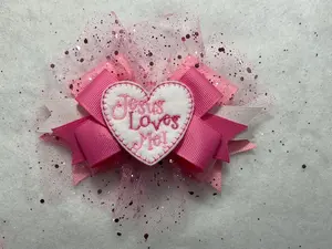 Moño para el pelo bordado 'Jesús me ama' de 3 capas de grosgrain con tul de lentejuelas arcoíris y pinza de cocodrilo - Product Image 4