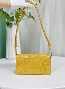Sac bandoulière jaune en cuir de crocodile 100% avec fermeture à cadenas, bandoulière simple, sac à main pour femme pour un usage quotidien - Product Image 6