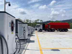 Amppal Four Gun CCS1/CHAdeMO/Ccs2/GB/T Chargeur de <span class=keywords><strong>voiture</strong></span> <span class=keywords><strong>électrique</strong></span> cc nouveau style Station de charge rapide Ev avec écran publicitaire - Product Image 3