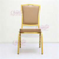 Chaise de banquet empilable en métal doré moderne et durable, avec revêtement en mélange synthétique, idéale pour hôtels, restaurants, hôpitaux et mariages.