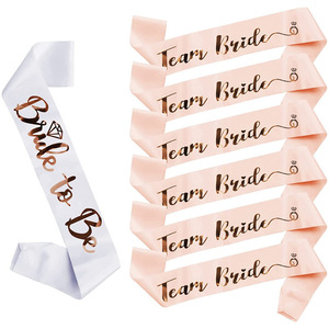 Lot de 7 écharpes de demoiselle d'honneur roses, 1 écharpe blanche « Future Mariée » et 6 écharpes « Équipe de la Mariée », écharpes amusantes pour la fête prénuptiale, cadeaux pour demoiselles d'honneur - Product Image 1