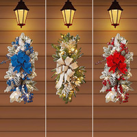 Guirlande de Noël artisanale pré-éclairée style américain en forme de larme avec nœud, pommes de pin, baies et lumières LED 3 couleurs pour porte d'entrée ou mur, idéale pour les fêtes
