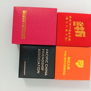 Scatola/astuccio artigianale personalizzabile in carta rossa/velluto per <span class=keywords><strong>collezionisti</strong></span> <span class=keywords><strong>di</strong></span> <span class=keywords><strong>monete</strong></span>, medaglie e distintivi, con decorazione da parete - Product Image 6