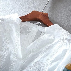 Camicette di pizzo di cotone allentato Top estivo camicia da donna ricamo floreale con scollo a v camicia con maniche a lanterna temperamento camicia sottile femminile - Product Image 3