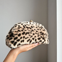 Pochette Nuage Léopard en Peluche pour Femme avec Fermeture Kiss Lock, Sac de Soirée Tendance en Fausse Fourrure, Pochette de Fête Hivernale en Fourrure pour Femme