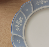 Ensemble d'assiettes à dîner en céramique imprimée de fleurs bleues vintage européenne ensemble d'assiettes à design de forme florale pour événement mariage