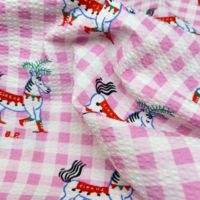 Tela 100% algodón con estampado de ponis, textura suave y arrugada, ideal para vestidos, faldas y blusas infantiles, 50 pulgadas.