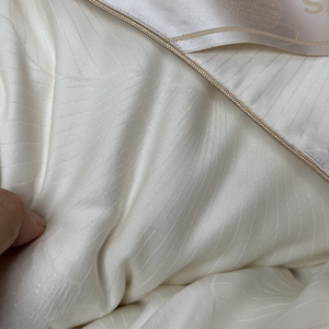 Edredón de Seda Jacquard Blanco con Ácido Hialurónico 500TC y Lyocell, Ligero para Verano, Apto para Aire Acondicionado, Doble, para Primavera y Otoño - Product Image 3