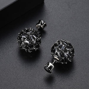 Boucles d'oreilles clous en alliage de cuivre pour femmes, incrustées de zircon, design ajouré, entièrement serties de diamants, style coréen, électro-plaquées, vente en gros - Product Image 6