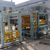 Presse à blocs de béton automatique QT4-15 pour la fabrication de blocs creux et de briques pleines