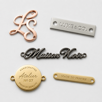 Plaque métallique émaillée personnalisée avec logo en résine époxy pour sacs à main, chaussures, vêtements, parfums – Échantillon rapide, qualité supérieure, livraison directe