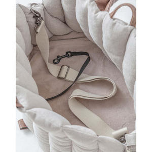 Lüks özelleştirilmiş hafif naylon köpek ve kedi emniyet kanca ve depolama cepler ile evcil hayvan taşıyıcı kabarık seyahat Tote taşınabilir - Product Image 4