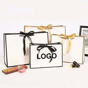 Sacs cadeaux en papier de luxe personnalisés KM, noir et rose, avec poignée en ruban, petits, pour vêtements et bijoux - Product Image 2