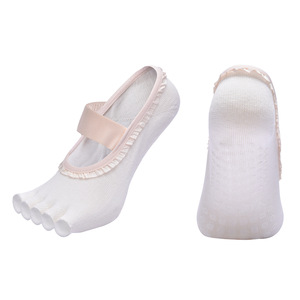 Chaussettes à cinq doigts esthétiques Cream Doll avec bordure à volants, sangle unique et logo YOGA imprimé <span class=keywords><strong>sur</strong></span> la semelle, en coton peigné - Product Image 1