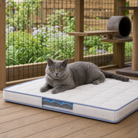 Matelas pour enclos extérieur pour chat avec fenêtre de visualisation et bord bleu pâle pour un repos sécurisé dans le Catio