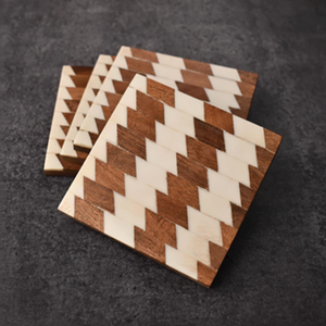 Sous-verres en bois avec un motif carré en forme de diamant incrusté de pièces sombres et blanches, disponibles à prix de gros. - Product Image 1