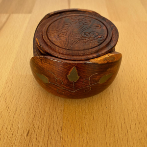 Ensemble de sous-verres en palissandre avec un design élégant en incrustation de laiton parfait pour un décor de table à manger intemporel de l'Inde - Product Image 5