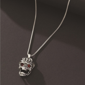 Collar con colgante de calavera de acero inoxidable con piedra preciosa de ojo rojo y cadena de aleación para hombre, estilo hip hop, color plata antigua. - Product Image 4