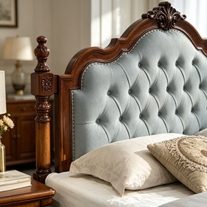 Base de Cama Tapizada Tradicional Tamaño Queen con Cabecera de Tela y Postes de Madera - Product Image 3