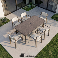 Ensemble de table à manger de grande taille J&M Outdoor, cadre en aluminium moderne T772A, couleur bois noir, 6 places, chaises de jardin résistantes aux taches