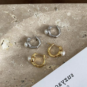 Pendientes Minimalistas Vintage Chapados en Oro de 18K, Pendientes de Botón para Mujer con Pulido Manual de Alta Gama - Product Image 1