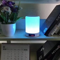 Lampe tactile sans fil moderne et portable avec haut-parleur intégré, écran d'affichage et lumière LED RGB colorée, en plastique, pour usage intérieur