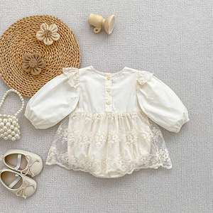 Nouvelle collection Printemps 2026 : Barboteuse bébé élégante à manches longues en dentelle, motif floral, en mélange coton-polyester, polyvalente pour les sorties - Product Image 2