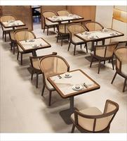 Ensemble de table et de chaises de salle à manger en bois massif moderne pour usage hôtelier, 4 places, meubles commerciaux durables et écologiques