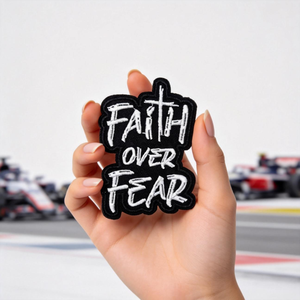 Patch brodé inspirant « Faith Over Fear » à thermocoller ou à coudre pour vêtements, sacs, décoration DIY, design brodé - Product Image 1