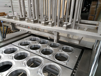 Machine automatique de remplissage et de scellage de tasses en plastique de jus de tasses à eau Machine de remplissage et de scellage de boissons